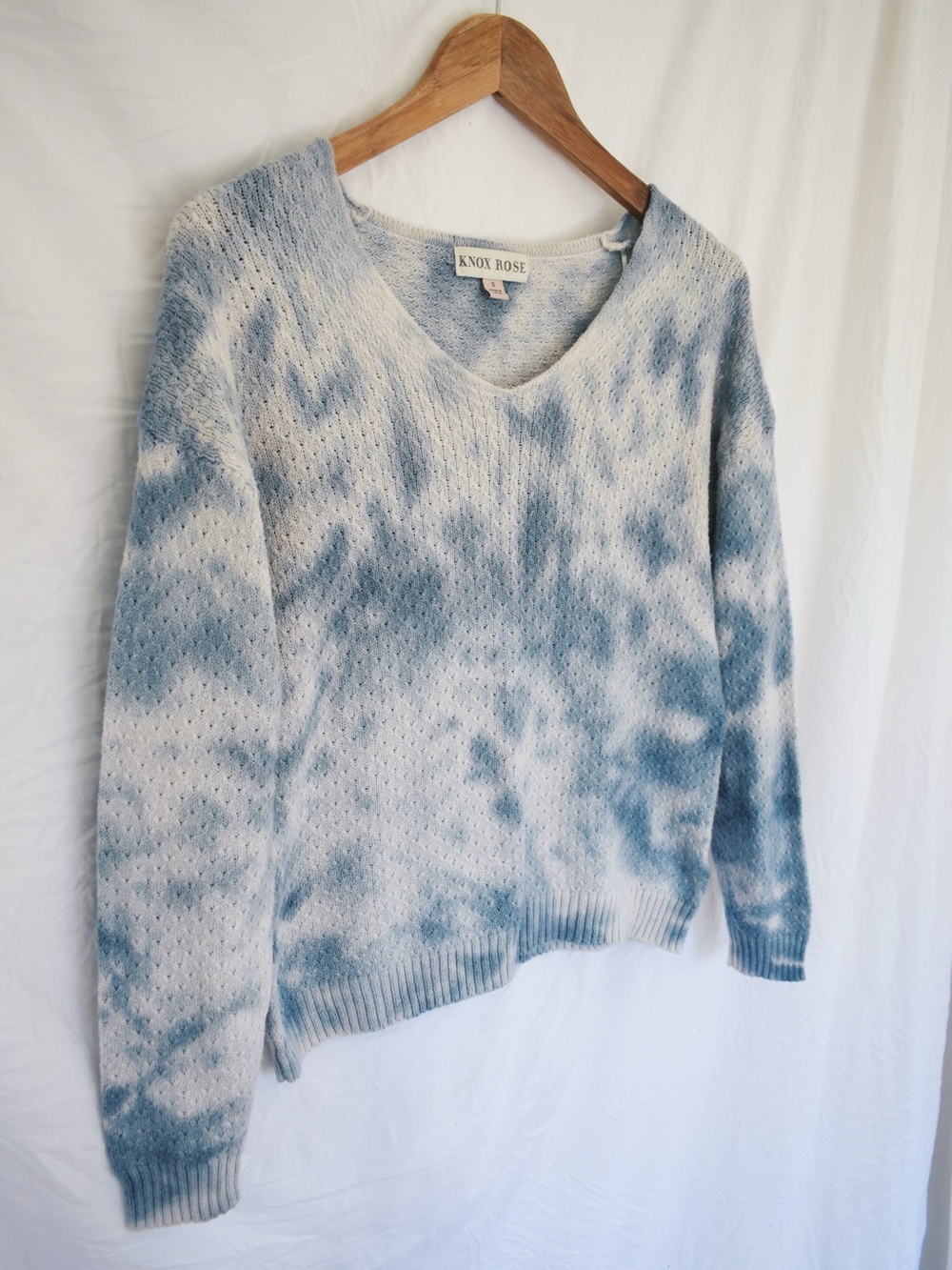 Knox Rose Light Blue and White Tie-Dye V-Neck Sweater